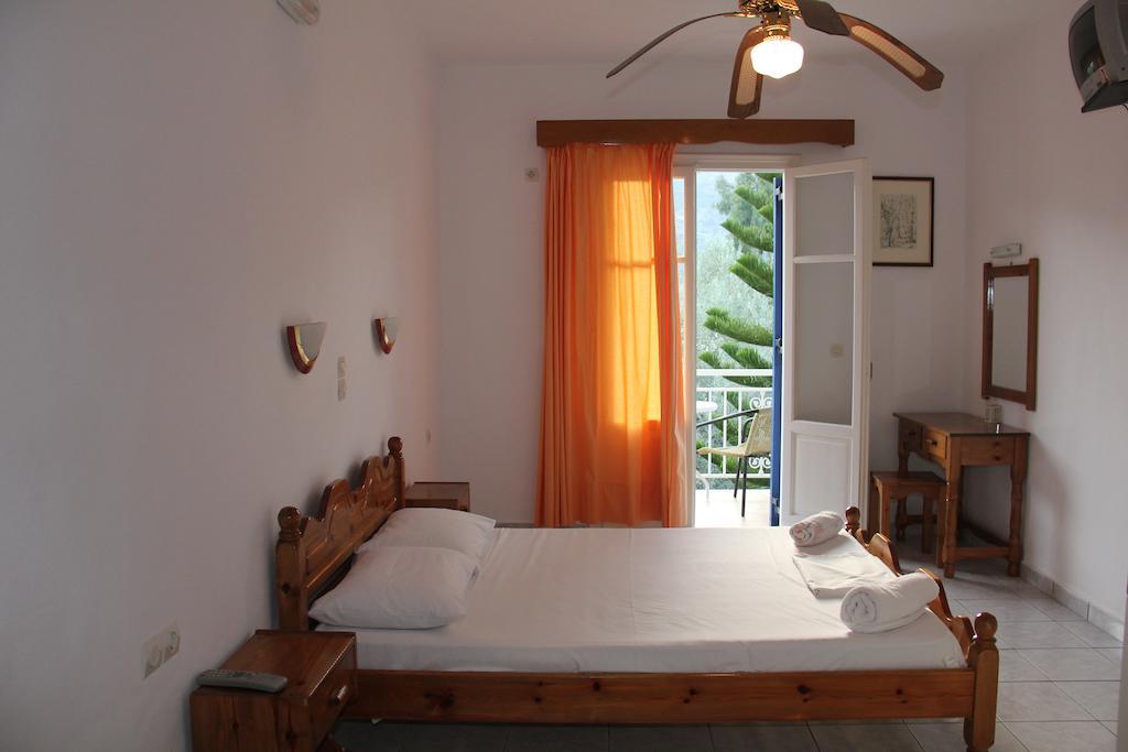 Theodora Studios Yénion Quarto foto