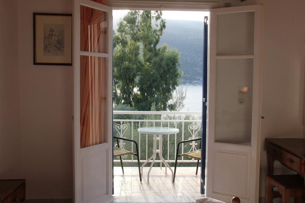 Theodora Studios Yénion Quarto foto
